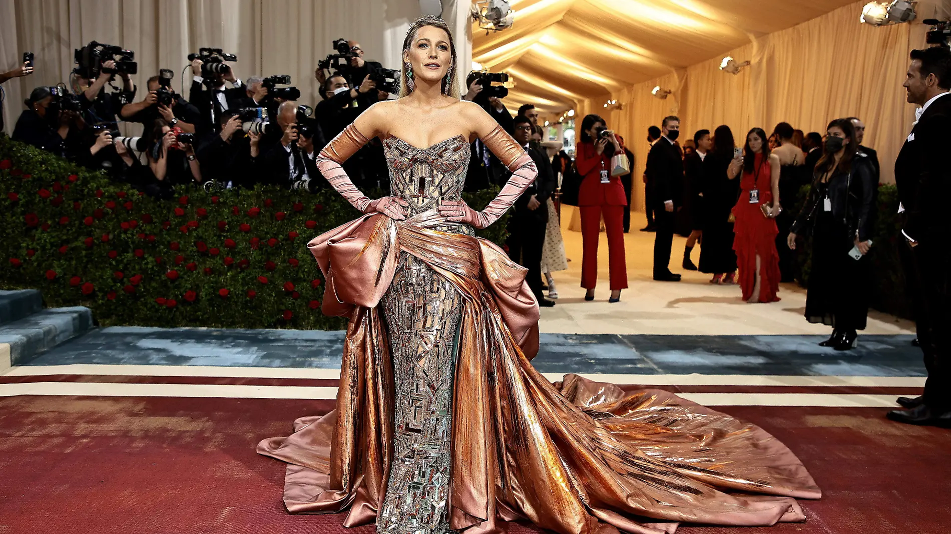 Blake Lively se lleva los reflectores con su vestido multifacético en la Met Gala